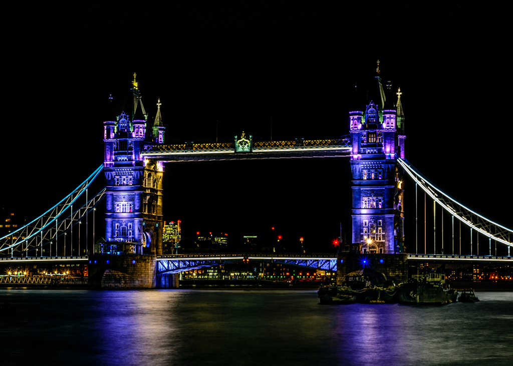 Nite at the tower bridge by Frank Zaremba