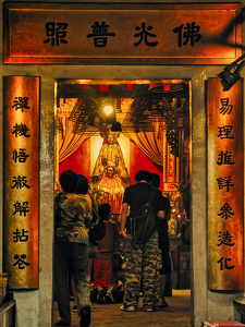 Man Mo Temple Prayers - Photo by Frank Zaremba MNEC