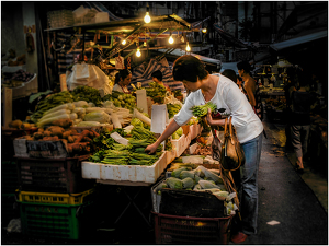 Night Market Bean Buyer - Hong Kong - Photo by Frank Zaremba MNEC