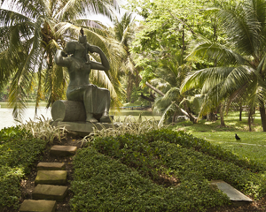 Statue in Lumpini Park Bangkok, Thailand - Photo by Owen Small